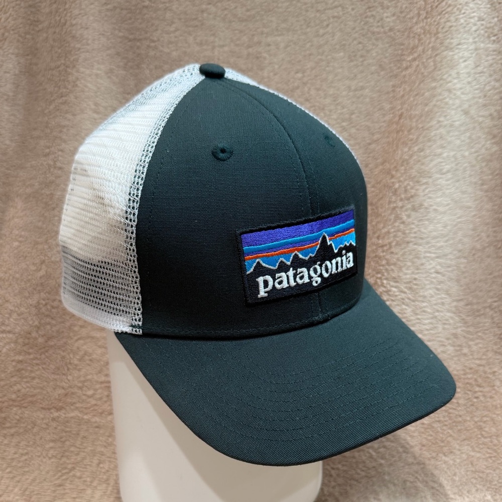 EUC Patagonia Mesh Truckers Cap - Dark Green and White - Unisex